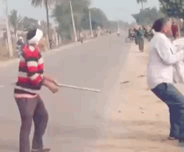 एक दूसरे पर लाठियों से हमला किया।