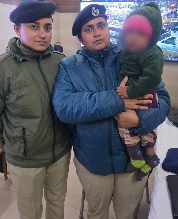 RPF की महिला कॉन्स्टेबल ने बच्चे को पुचकारा, उसे चुप कराया।