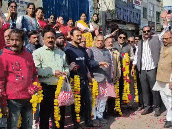 कार्यकर्ताओं ने हेमंत खंडेलवाल के लिए उनका नाम अमर रहेगा के नारे लगाए।