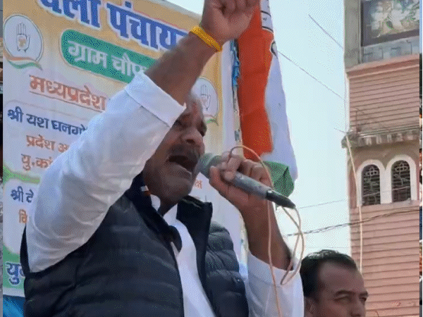 कांग्रेस विधायक महेश परमार ने कांग्रेस कार्यकर्ता जिंदाबाद के नारे लगाए।