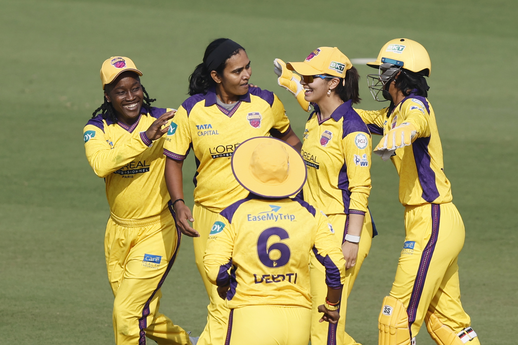 विकेट सेलिब्रेट करती यूपी की प्लेयर्स।