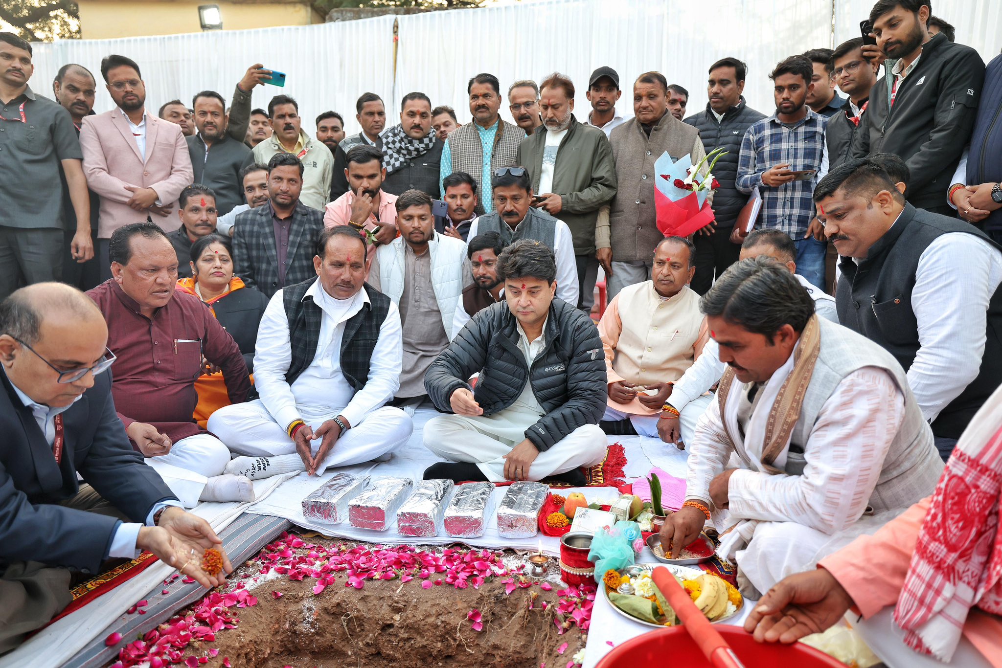 सिंधिया ने नई अत्याधुनिक उप-डाकघर इमारत का शिलान्यास और भूमि पूजन किया गया।