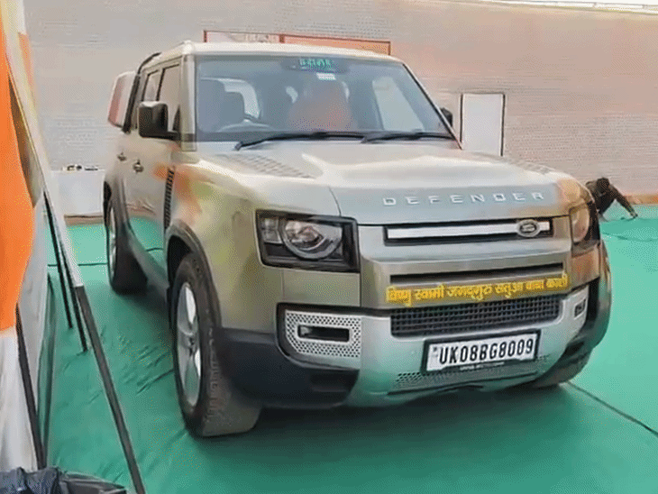 आश्रम के बाहर खड़ी ये कार सतुआ बाबा की है। इस पर लिखा है- विष्णु स्वामी संप्रदाय जगदगुरु सतुआ बाबा।