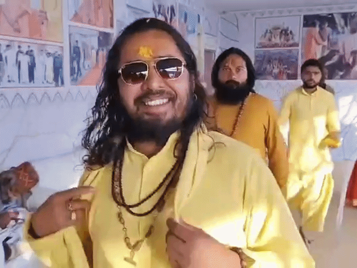 आश्रम में बाबा बहुत सादे कपड़ों में रहते हैं, मगर आंखों पर रे-बैन के चश्मे ही होते हैं।