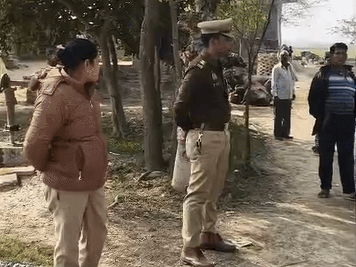 पीड़िता के घर के रास्ते पर पुलिस तैनात दिखी। बिना बातचीत के अनजान लोगों को जाने नहीं दिया जा रहा था।