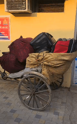 राम मंदिर से एक व्यक्ति को पकड़े जाने के बाद अयोध्या में शॉल बेचने वालों 2 लोगों को भी उठाया गया है। यह रिक्शा उन्हीं लोगों का है।