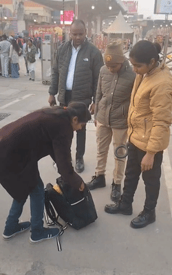 राम मंदिर के प्रवेश द्वार पर डॉग स्क्वायड और बम स्क्वायड द्वारा श्रद्धालुओं की चेकिंग की जा रही है।