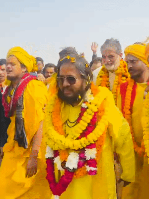 सतुआ बाबा ने शोभायात्रा निकाली। इसमें सतुआ बाबा संतों के साथ काला चश्मा पहनकर चले।