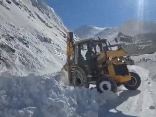 जम्मू-कश्मीर के पुंछ में शनिवार को मौसम खुला रहा, लेकिन पिछले दिनों बर्फबारी से सड़कों पर भारी बर्फ जमा है।