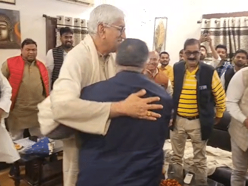 बेलतरा विधायक सुशांत शुक्ला ने भी पूर्व डिप्टी सीएम सिंहदेव के पैर छूकर आशीर्वाद लिया।