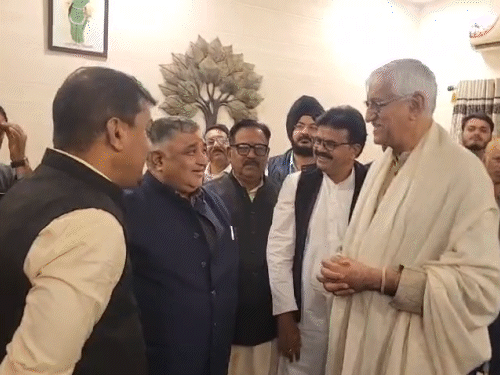 सिंहदेव की मंत्री राजेश अग्रवाल की मुलाकात के दौरान दोनों नेताओं के बीच हंसी-मजाक हुआ।