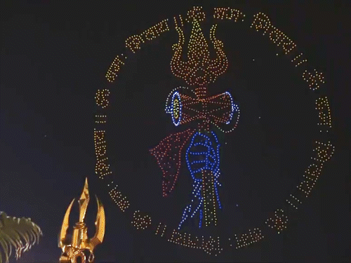 ड्रोन शो पाहताना पंतप्रधान मोदी, गुजरातचे मुख्यमंत्री भूपेंद्र पटेल आणि उपमुख्यमंत्री हर्ष संघवी.