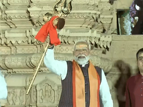 पीएम मोदी त्रिशूल उठाया। इसके बाद शानदार आतिशबाजी की गई।