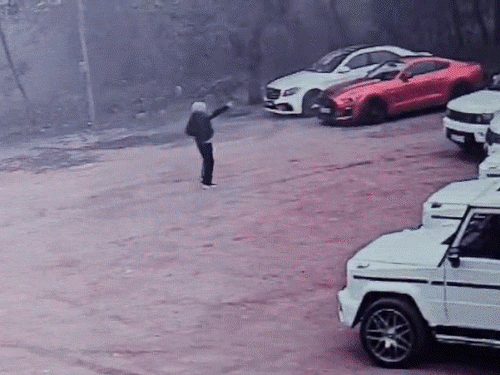 लुधियाना में रायल लिमो कार शोरूम के बाहर और सिविल लाइन्स इलाके में डस्टी लुक गारमेंट्स के बाहर रंगदारी मामले में बदमाश गोलियां चलाते सीसीटीवी में कैद।