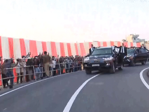 पंतप्रधान मोदींनी सोमनाथमध्ये रोड शो केला. रस्त्यावर लोकांची गर्दी होती.