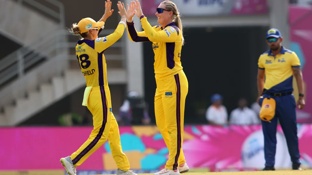 एक्लेस्टोन ने लखनऊ को पहला विकेट दिलाया।