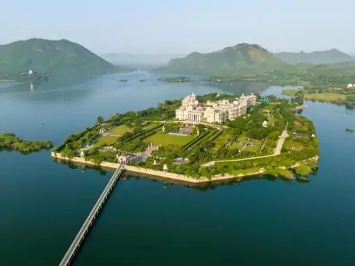 उदयसागर झील के बीच बना ये आलीशान होटल रैफल्स है। साल 1887 में सिंगापुर में स्थापित रैफल्स का भारत में पहला होटल उदयपुर और दूसरा जयपुर में है।