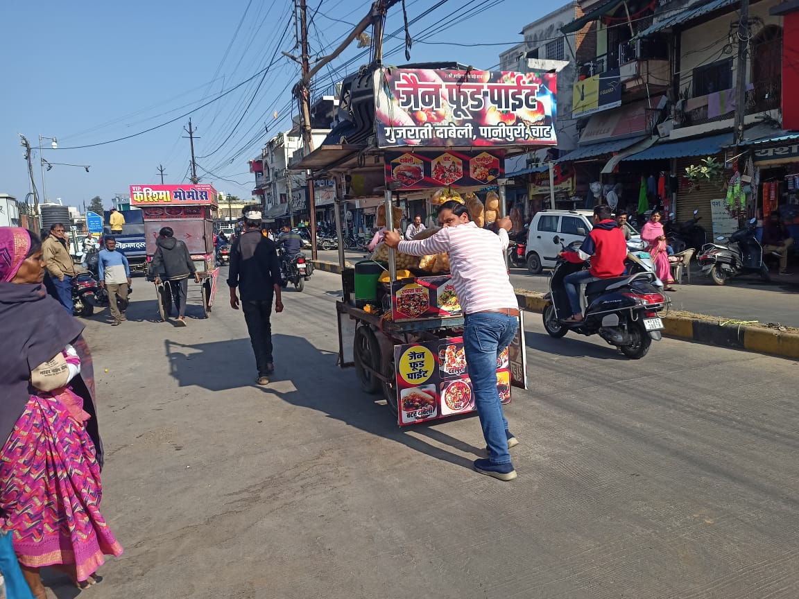 कार्यवाही के दौरान दुकान हटाते लोग