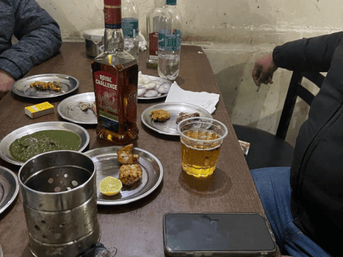 करनैल चिकन कॉर्नर पर आबकारी विभाग ने छापेमारी की, इस दौरान अवैध रूप से शराब परोसी जा रही थी। - Dainik Bhaskar