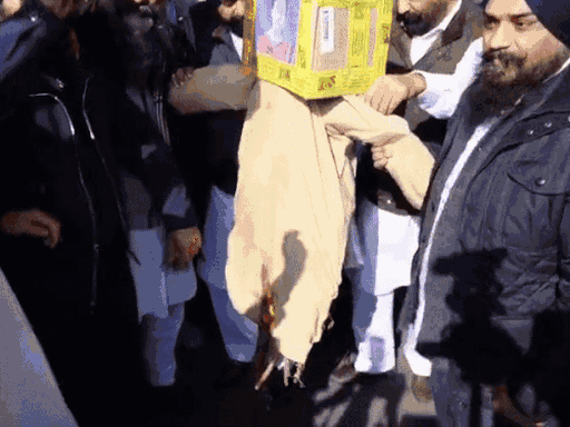 लुधियाना में दिल्ली की पूर्व मुख्यमंत्री आतिशी का पुतला फूंकते शिरोमणि अकाली दल के नेता।