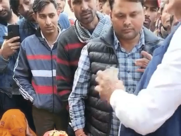 सुरेश के पिता बद्री मीणा को मंत्री किरोड़ी मीणा ने मुरली के घर की मरम्मत के लिए 2.5 लाख रुपए सौंपे।