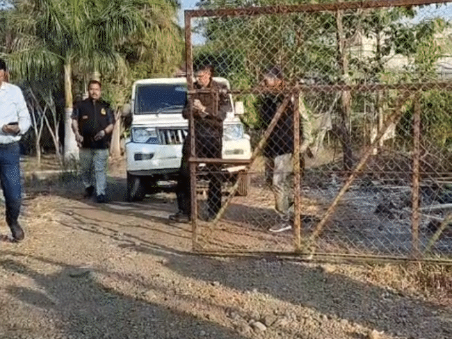 कार्रवाई के दौरान बड़ी संख्या में विभागीय अधिकारी मौजूद रहे।