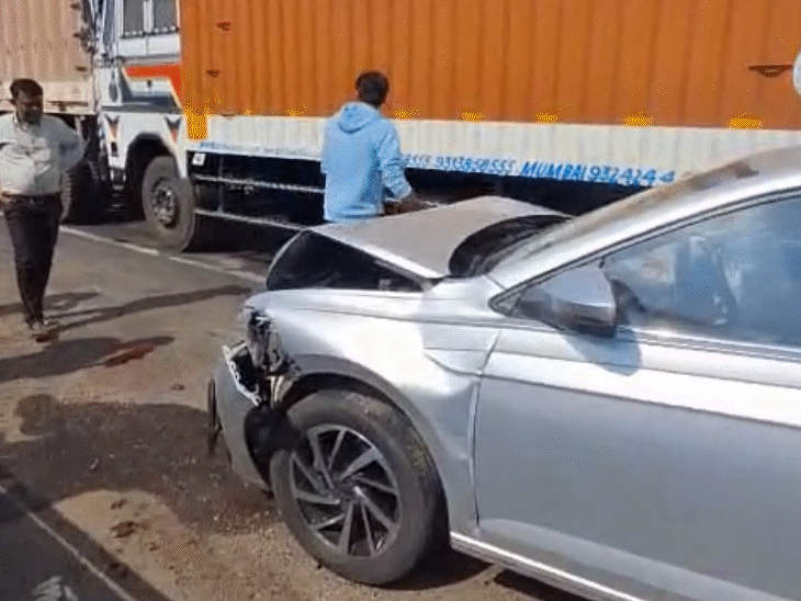 आयशर को टक्कर लगी तो वह आगे कार से भिड़ गया।