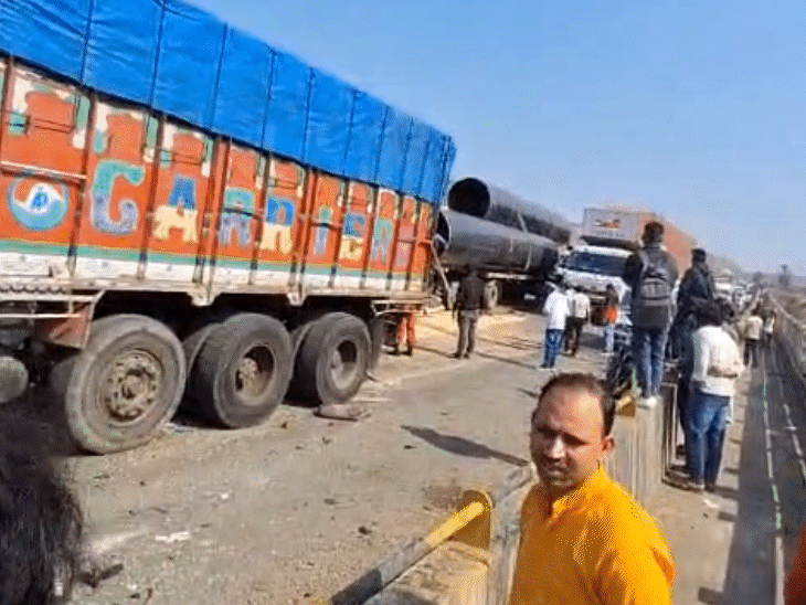 पाइप लोड ट्रॉले का केबिन टक्कर से पूरी तरह चिपक गया।