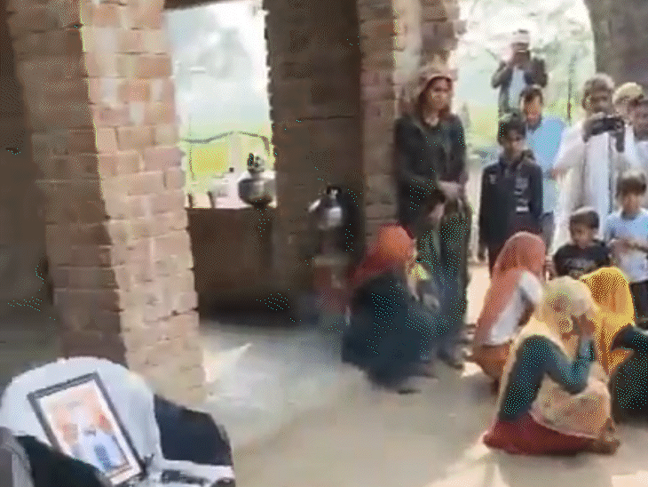 मुरली की फोटो के सामने खड़े मंत्री किरोड़ी मीणा।