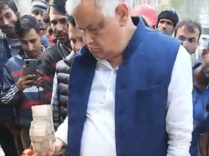 मुरली उर्फ महेश की पत्नी सुमन मीणा को मंत्री किरोड़ी मीणा ने 5 लाख रुपए सौंपे।