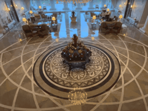 उदयपुर की उदयसागर झील के बीच ये होटल अपनी लग्जरी और शानदार नजारों के लिए सेलिब्रिटी के बीच कॉफी पॉपुलर है।