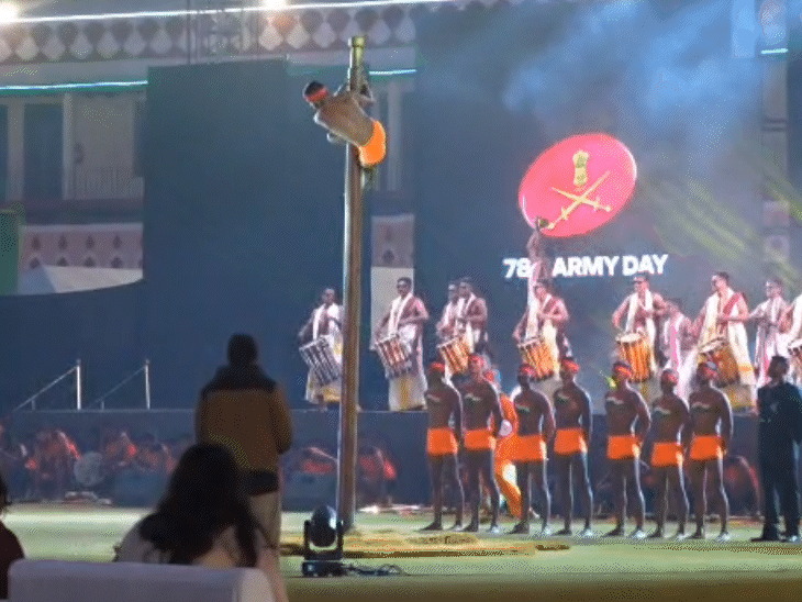 सेना के जवान ने पोल पर प्रदर्शन किया।