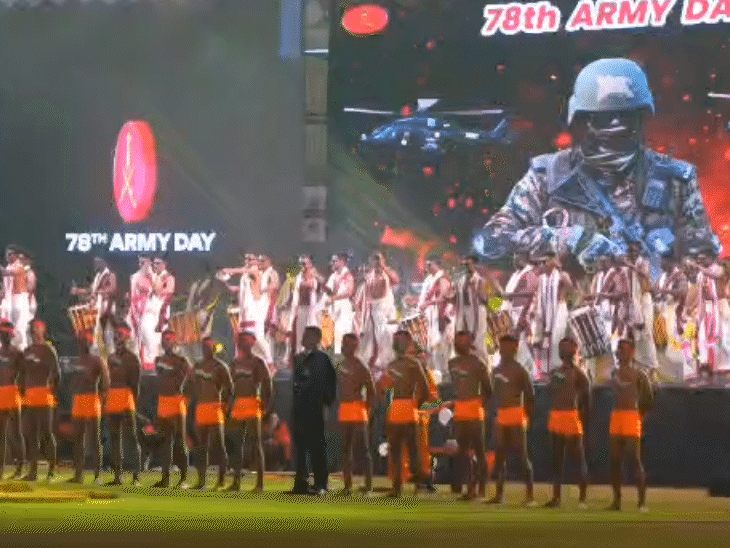 शौर्य संध्या की रिहर्सल के दौरान सेना के जवानों ने मलखंभ का प्रदर्शन किया।