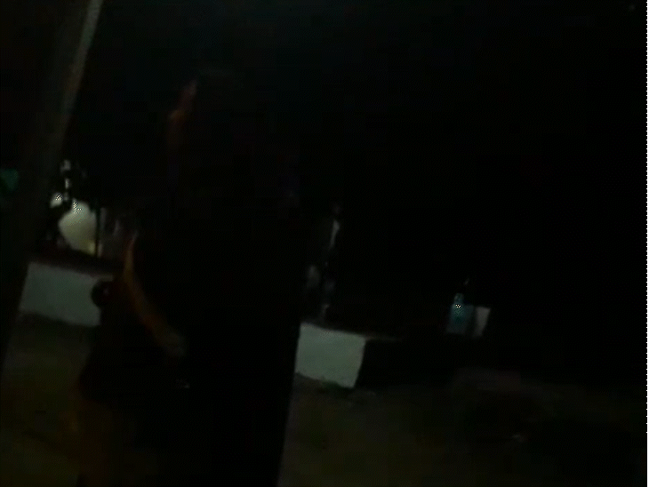 कोर्ट से लौटने के बाद पति और पत्नी में विवाद शुरू हो गया।