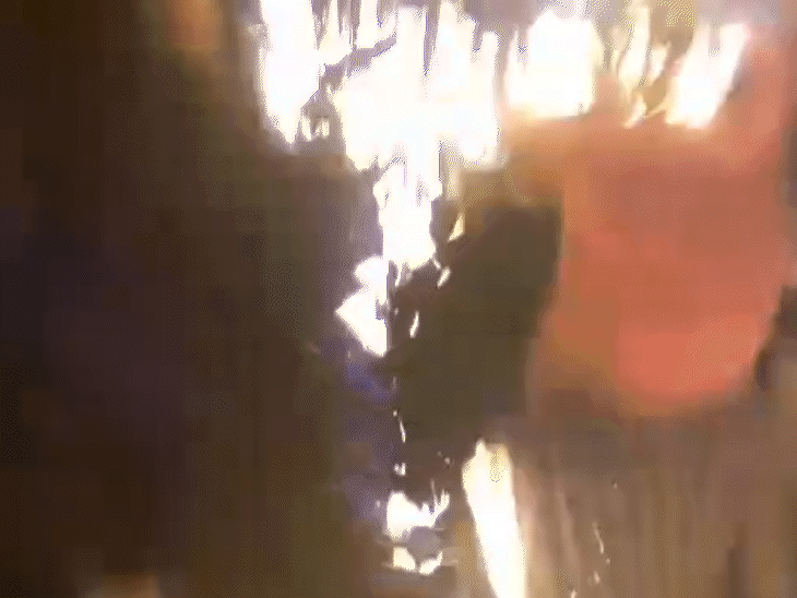 महिला की बुआ जब उसे बचाने आई तो आरोपी ने उन पर भी पेट्रोल डालकर आग लगा दी।