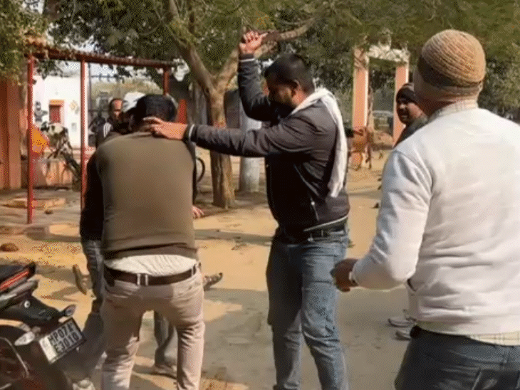 जब दोनों पक्ष मारपीट कर रहे थे, तब कुछ लोगों ने बीच-बचाव की कोशिश भी की।