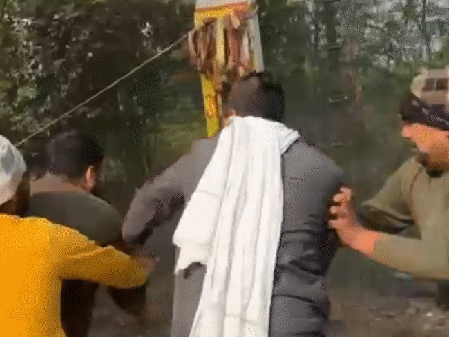 मारपीट के दौरान एक युवक कट्‌टा लिए हुए था।