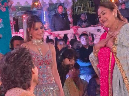 अपनी बहन के लिए डांस करती हुई एक्ट्रेस कृति सेनन भावुक भी हो गई।