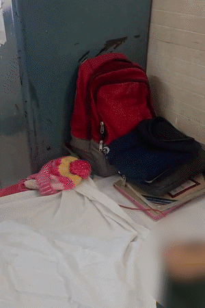 RPF की महिला कॉन्स्टेबल ने बच्चे की देख-रेख की। उसे ऑफिस में ही सुलाया।