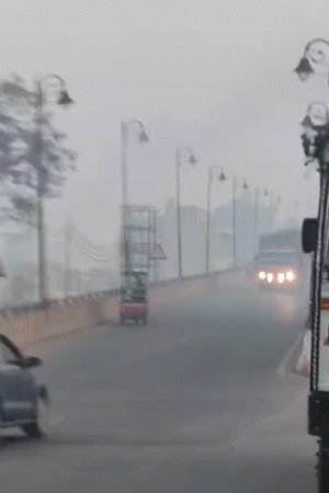 हाथरस में कोहरे की वजह से सड़कों पर वाहनों की रफ्तार थम गई।