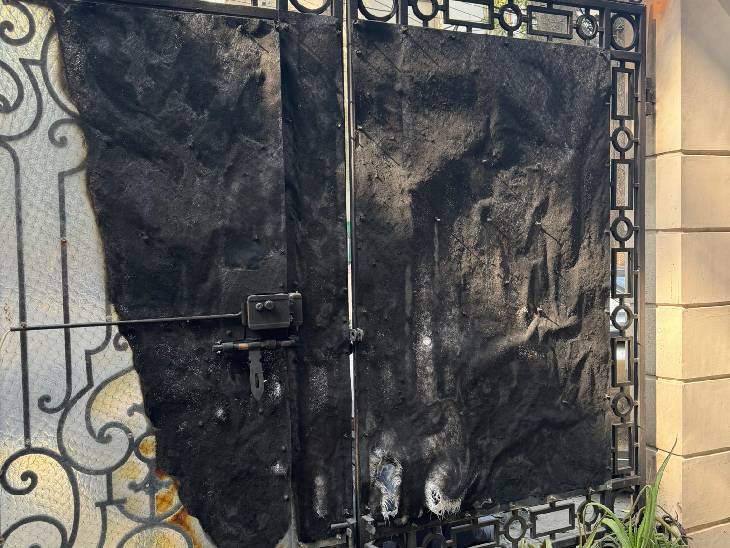 राघवी का आरोप है कि घर के गेट को भी आग लगाई गई।