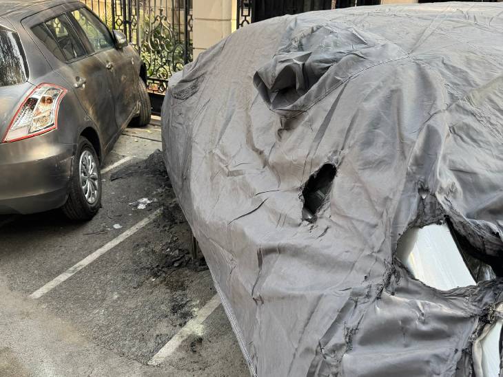 एक कार में आग लगने के बाग दूसरी कार भी उसकी चपेट में आ गई।