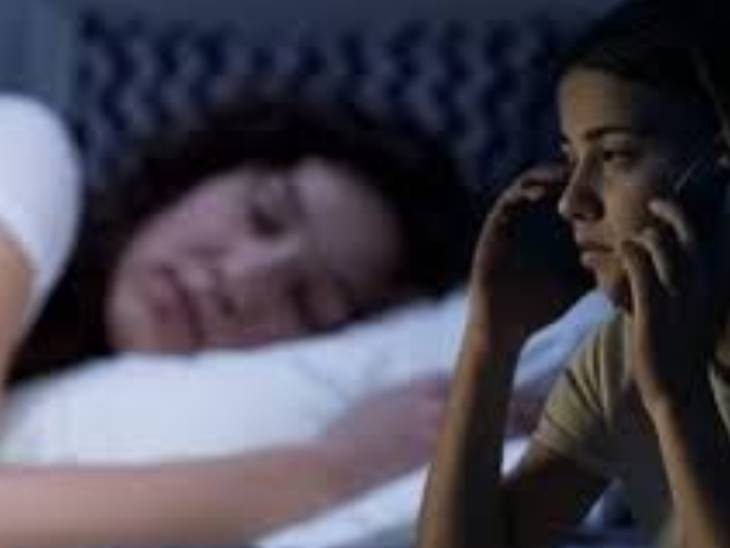 मोबाइल से बात शुरू हुई, प्रेमी ने माइंड वॉश किया। लड़की उसके जाल में फंस चुकी थी।