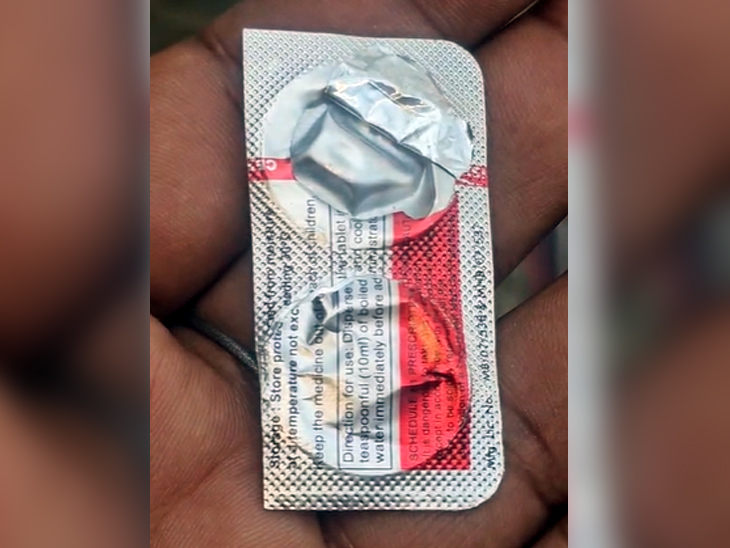 पुलिस को मृतक के कमरे से एक टेबलेट की रैपर भी बरामद हुई है।