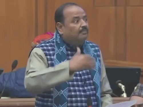 दिल्ली विस में जालंधर पुलिस के खिलाफ शिकायत देते भाजपा विधायक अभय वर्मा।