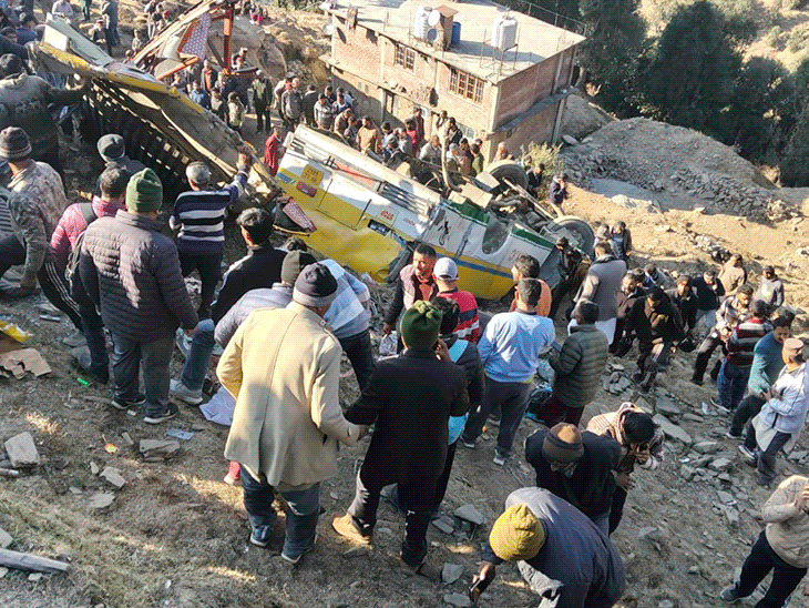 सिरमौर के हरिपुरधार में दुर्घटनाग्रस्त प्राइवेट बस।