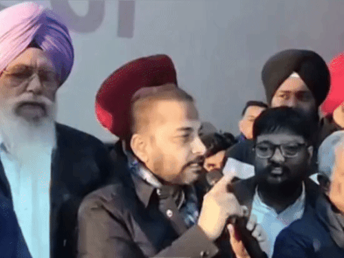 जलालाबाद में आप के खिलाफ जनसभा करते कांग्रेस नेता रमिंदर आवला।