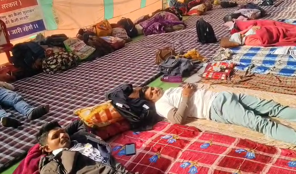 अभ्यर्थियों का प्रदर्शन लगातार जारी है।