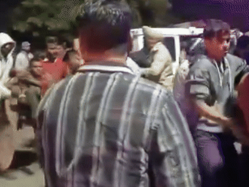 हादसे के बाद मौके पर आए लोगों ने घायलों को संभाला।