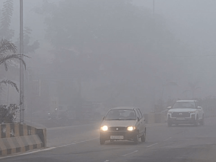 उदयपुर के हिरणमगरी सेक्टर 3 से मादड़ी जाने वाले रास्ते पर हेडलाइट जलाकर गाड़ियां कोहरे के बीच से निकलती हुई।